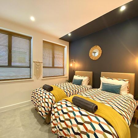 Stunning 2 Bed Apartment Sea Views And Parking 워딩 외부 사진