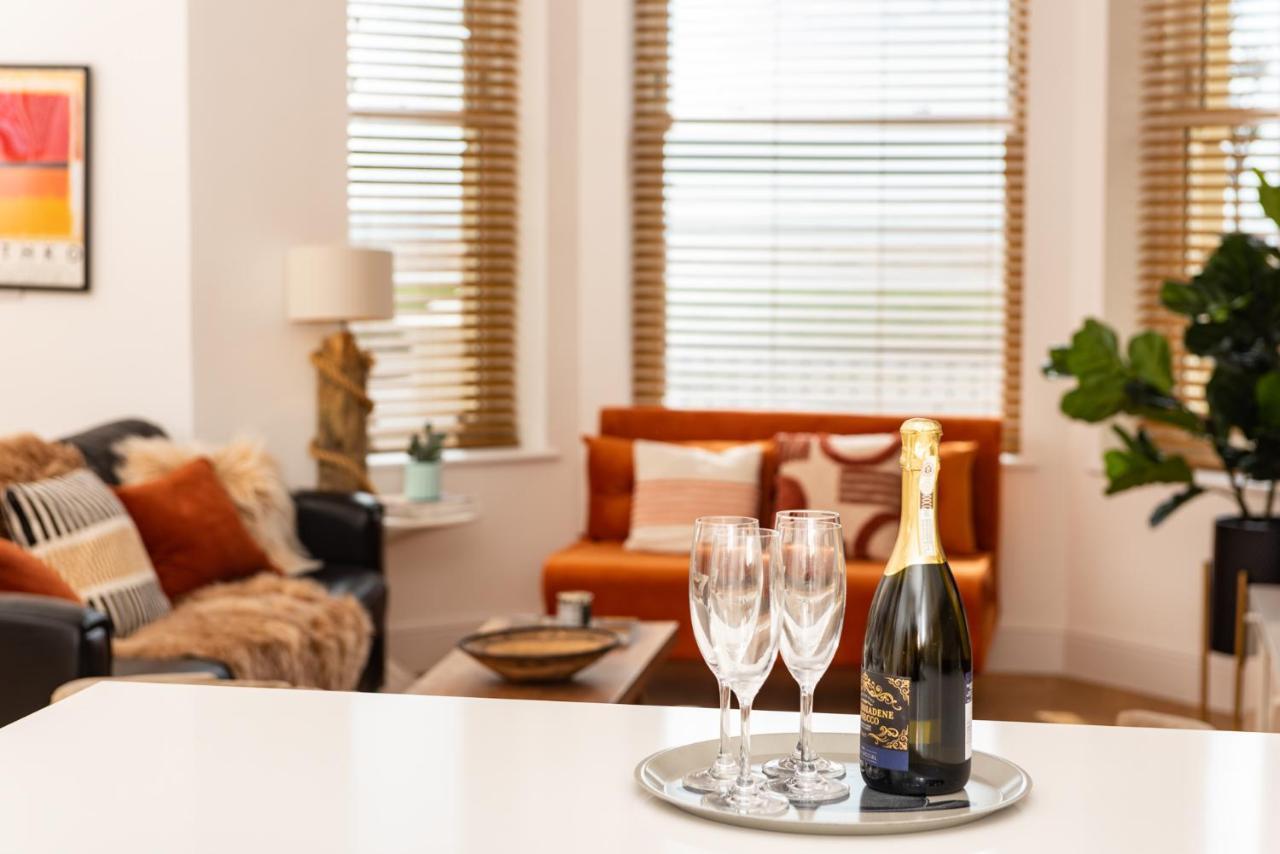 Stunning 2 Bed Apartment Sea Views And Parking 워딩 외부 사진