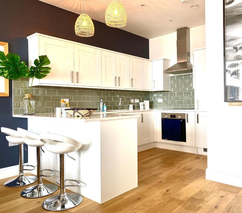 Stunning 2 Bed Apartment Sea Views And Parking 워딩 외부 사진
